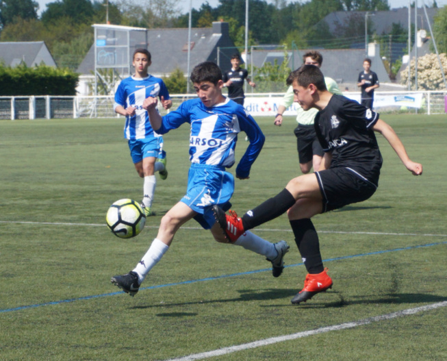Evan au duel avec un jouer du Deportivo la Corogne