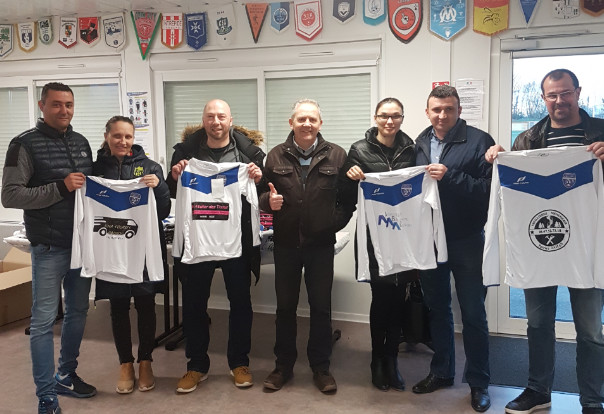 130 Nouveaux maillots pour l'école de football : Merci à nos partenaires ! 130 Nouveaux maillots pour l'école de football : Merci à nos partenaires !
