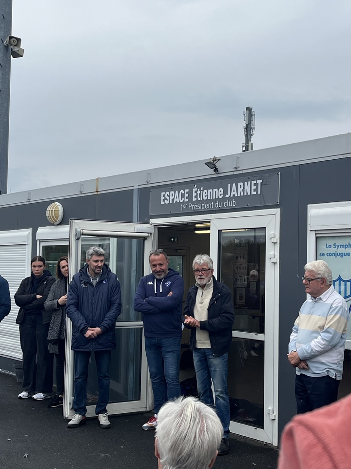 De gauche à droite : Arnaud Bouron (actuel président), David Rainereau (ex-président désormais en charge de la gestion de partenariats), Monsieur Jarnet (fils d'Etienne Jarnet), Alain Royer (maire de Treillières)