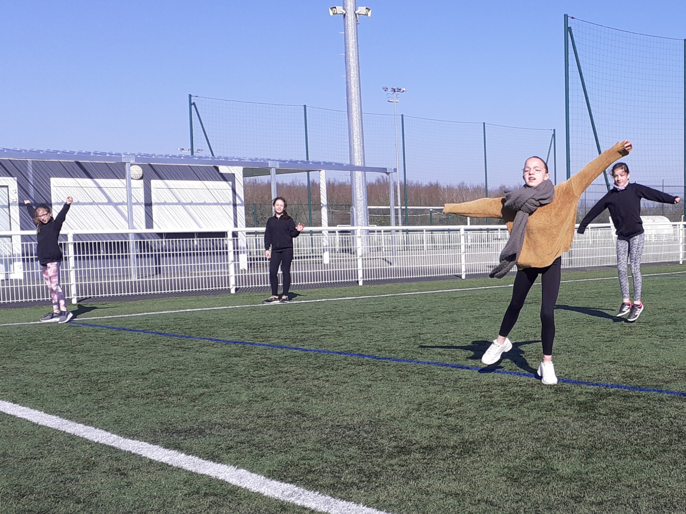 1er avril 2021: Le club fait appel à des POM-POM GIRLS !!!