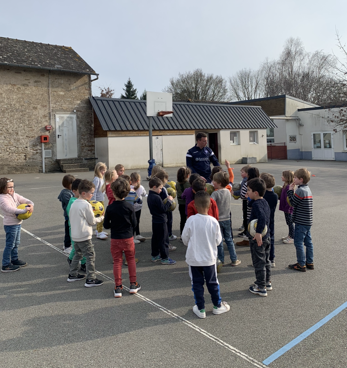 Foot à l'école > La première séance a commencé Foot à l'école > La première séance a commencé