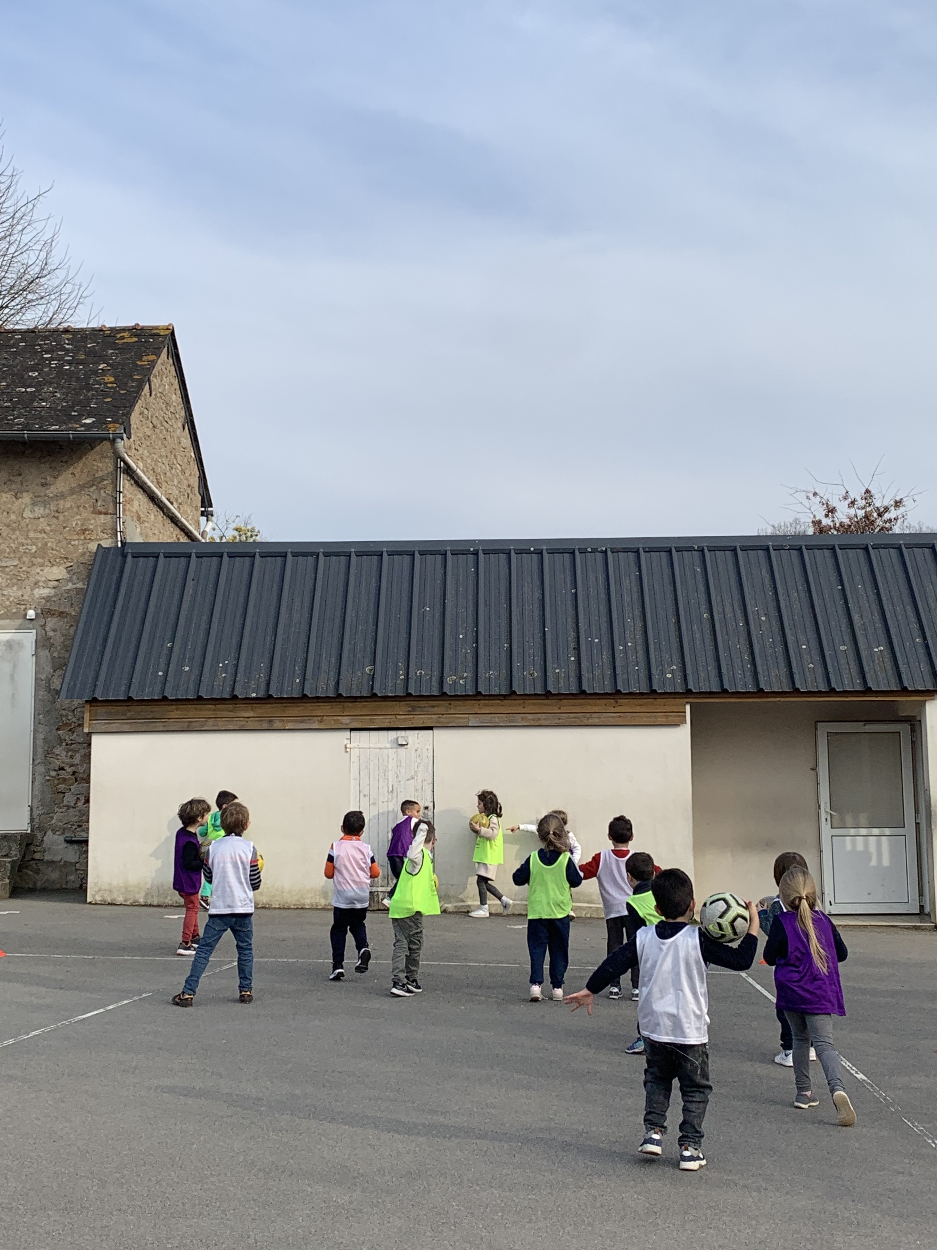 Foot à l'école > La première séance a commencé Foot à l'école > La première séance a commencé