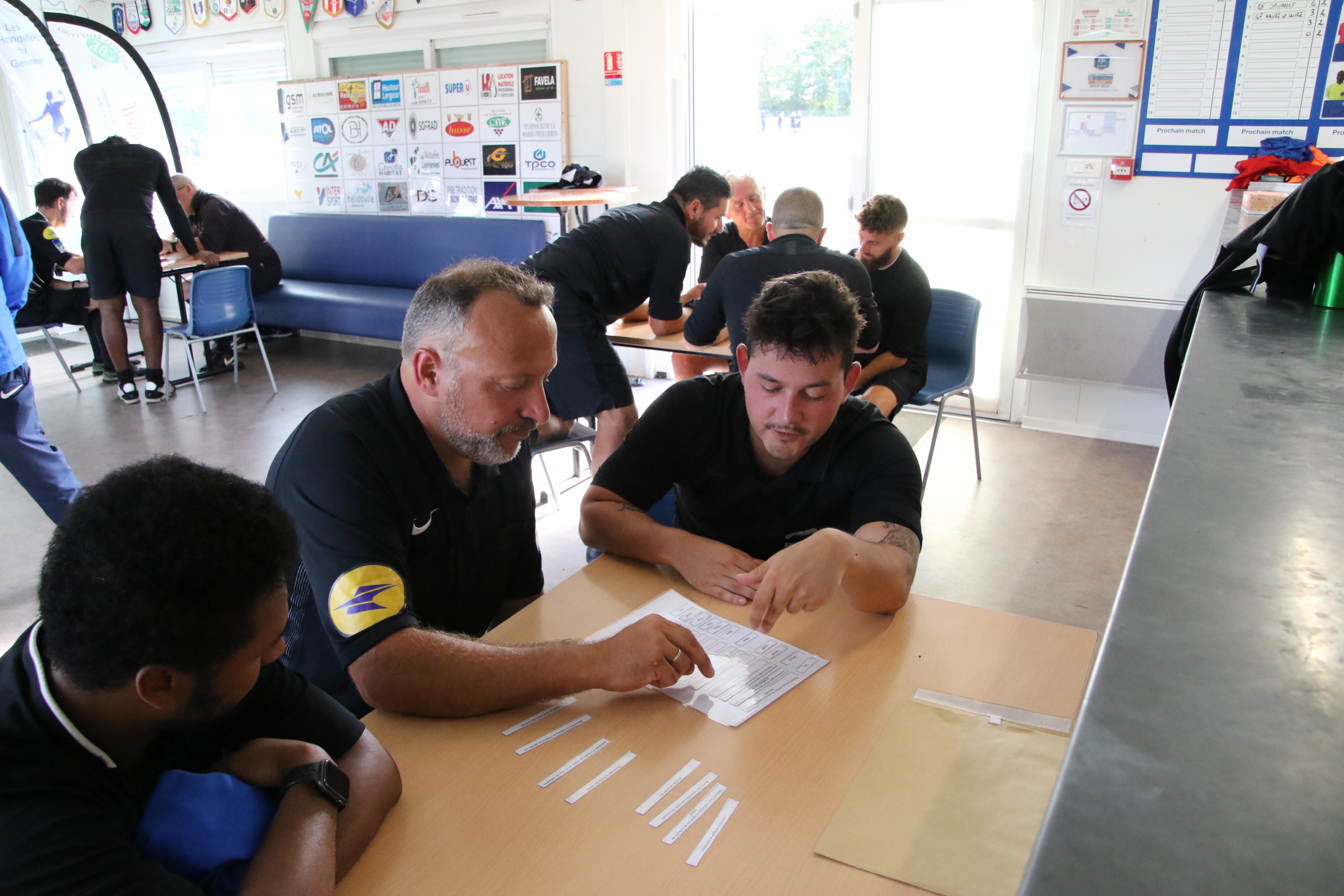 Partie théorique en salle pour les arbitres