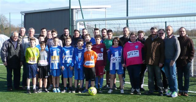 Auparavant (le 14 février), les jeunes du club avaient reçu leurs nouveaux maillots grâce au support de nos partenaires.