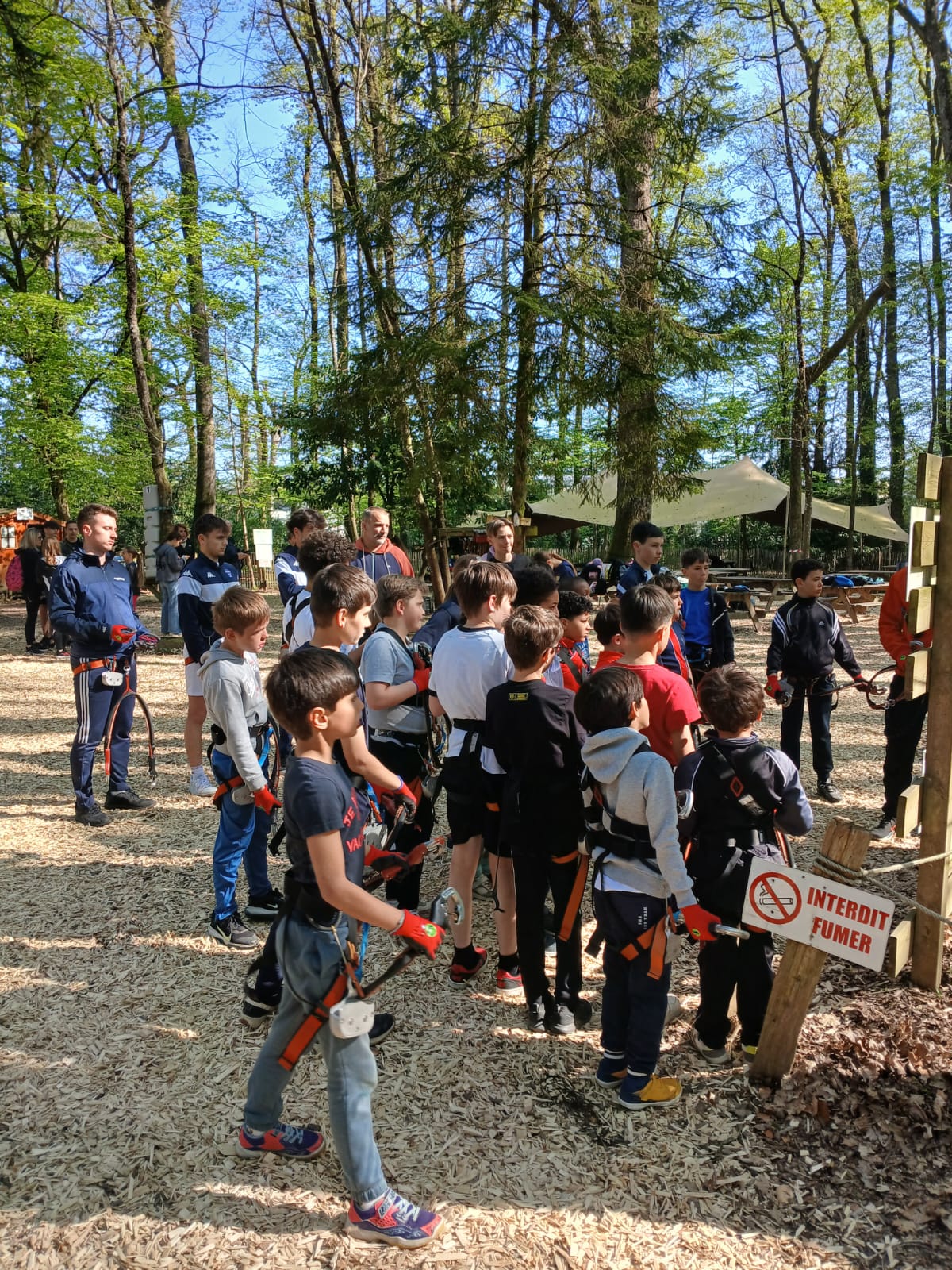 Sortie accrobranche pour nos jeunes en stage vacances chez Acrocime ! 🌲🧗‍♂️
