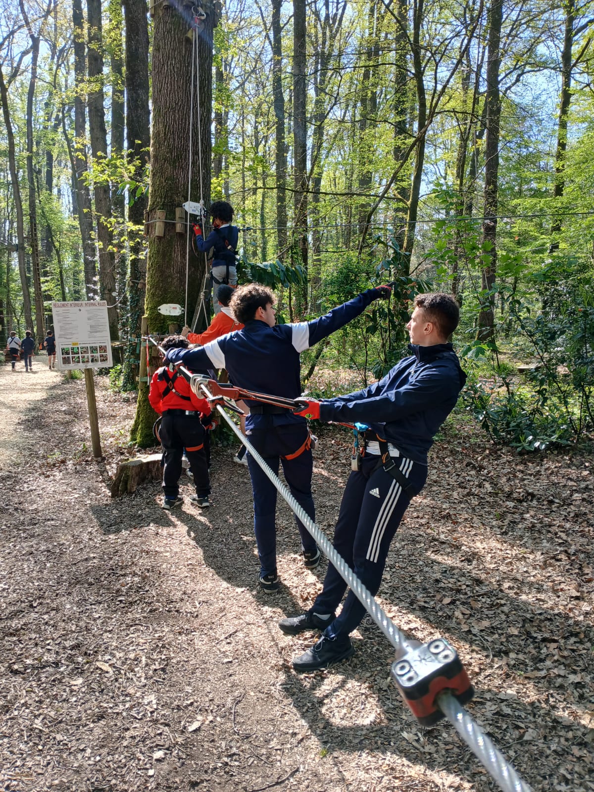Sortie accrobranche pour nos jeunes en stage vacances chez Acrocime ! 🌲🧗‍♂️