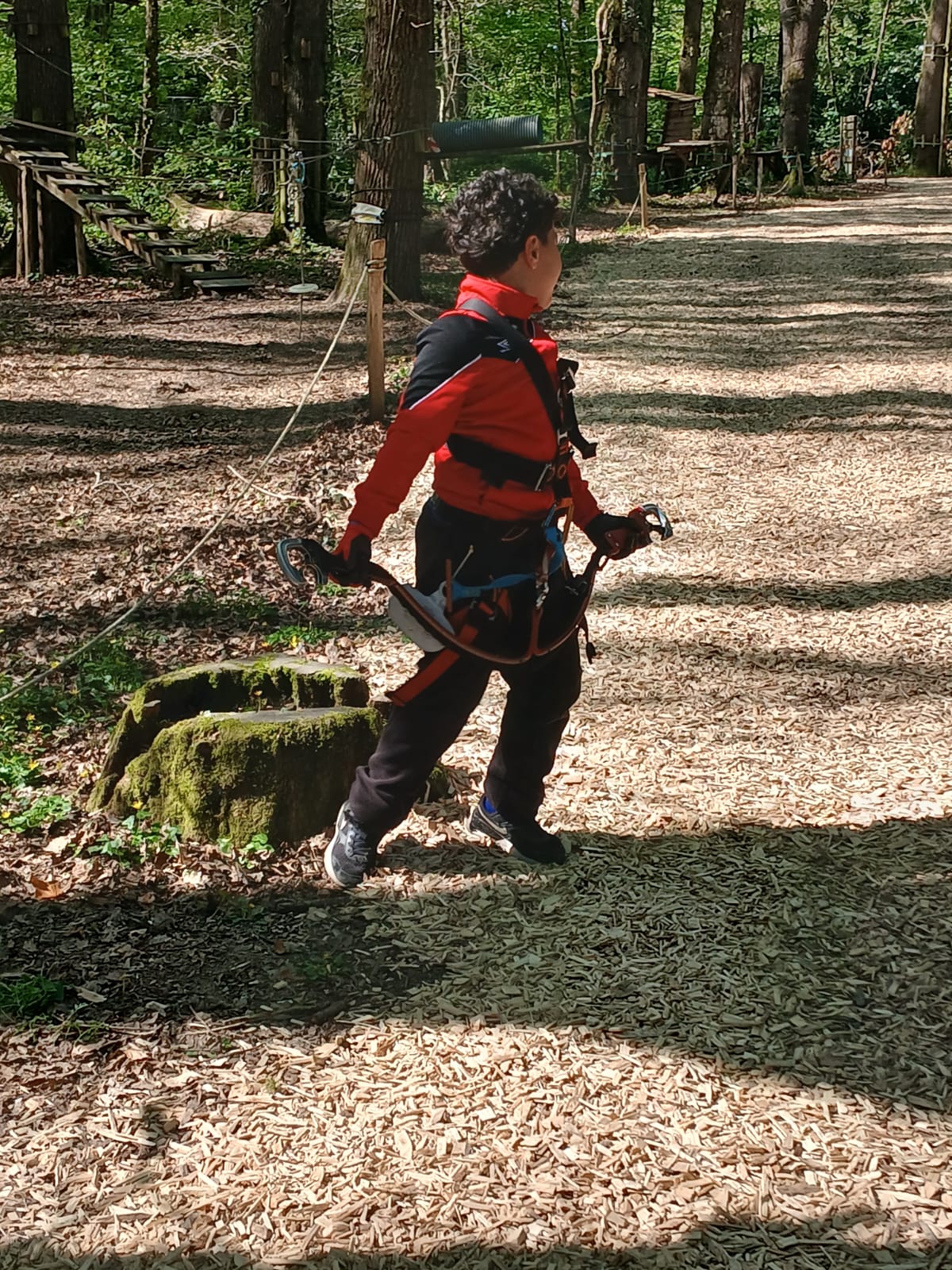 Sortie accrobranche pour nos jeunes en stage vacances chez Acrocime ! 🌲🧗‍♂️