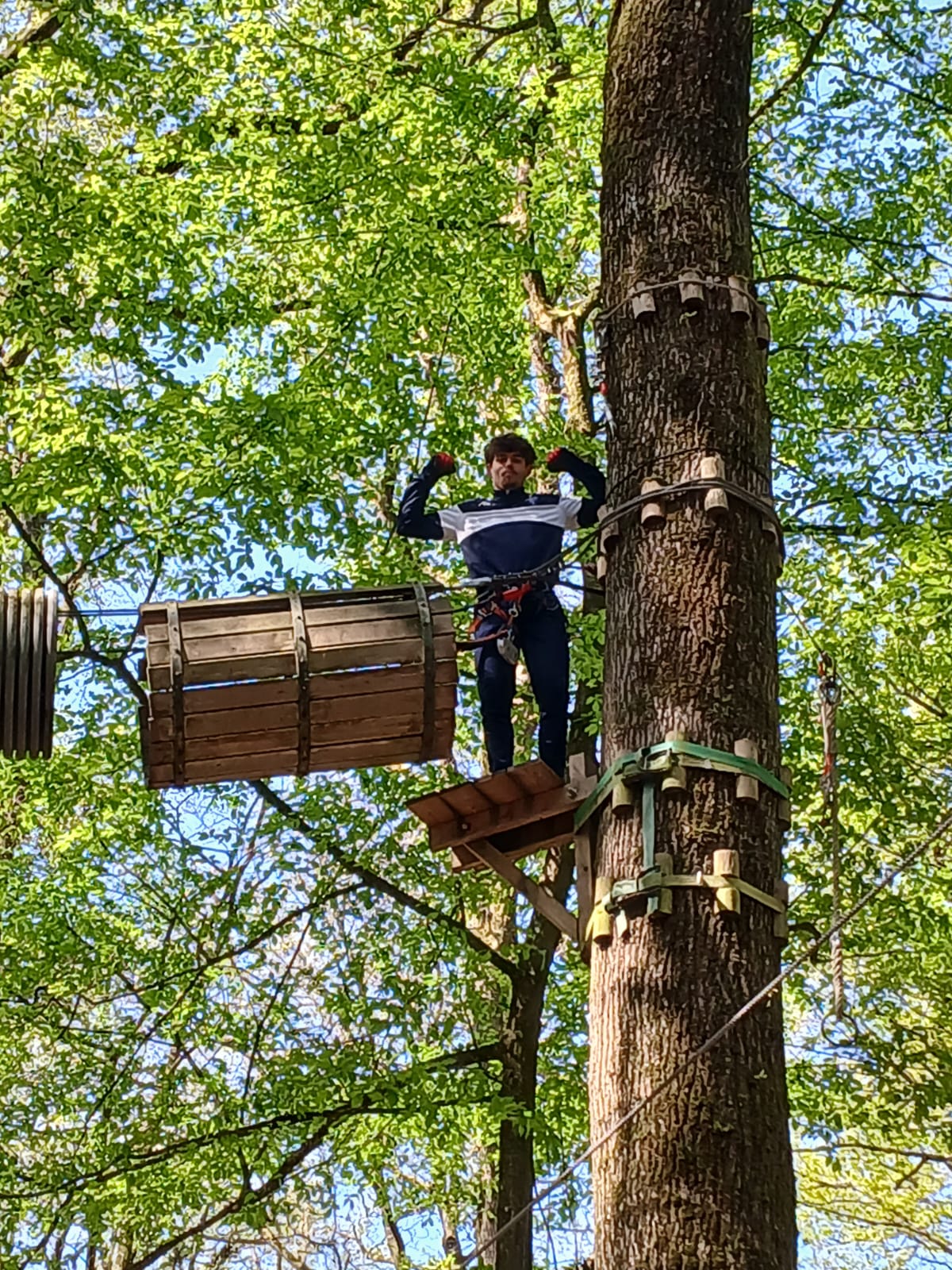 Sortie accrobranche pour nos jeunes en stage vacances chez Acrocime ! 🌲🧗‍♂️