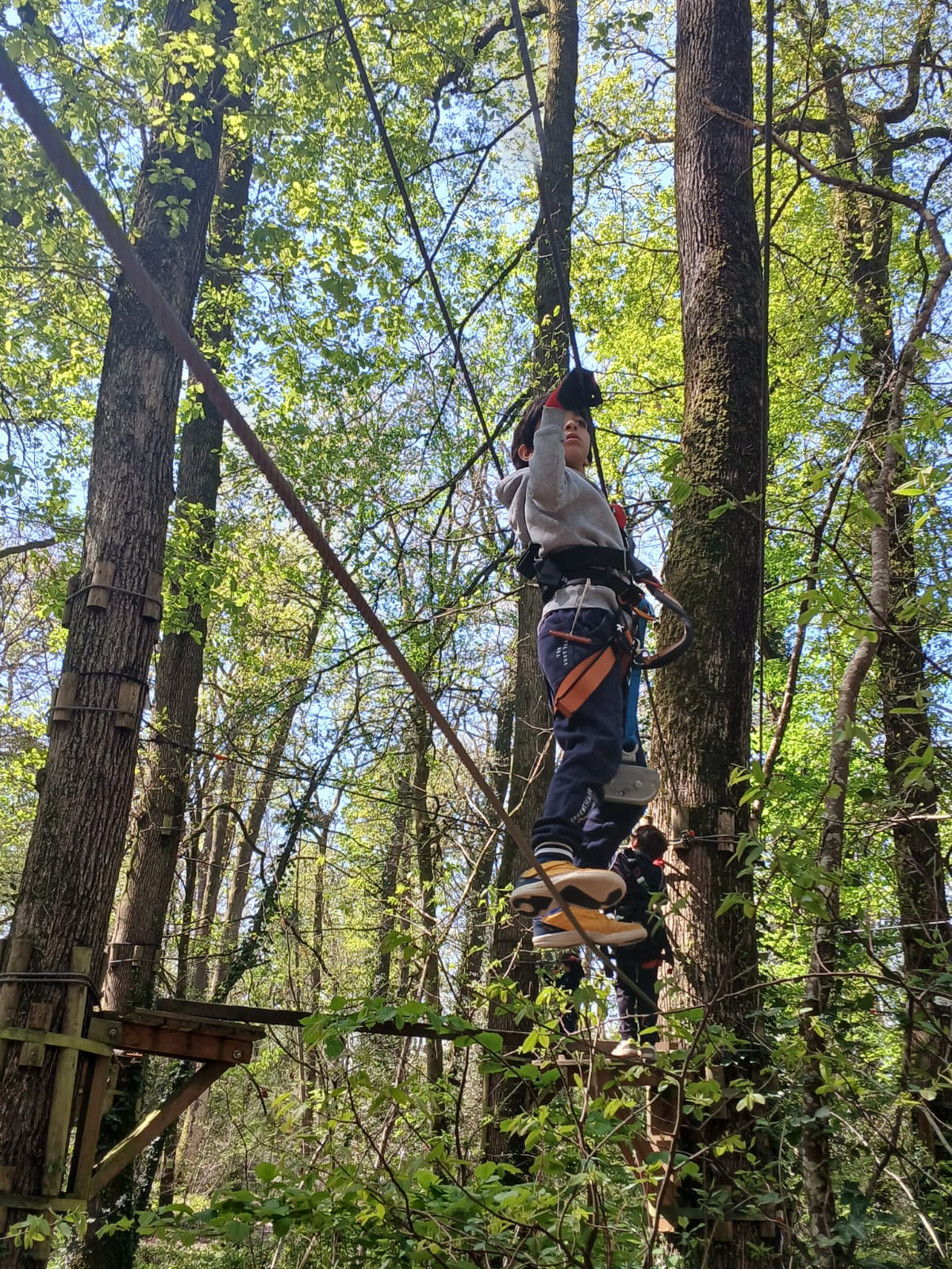 Sortie accrobranche pour nos jeunes en stage vacances chez Acrocime ! 🌲🧗‍♂️